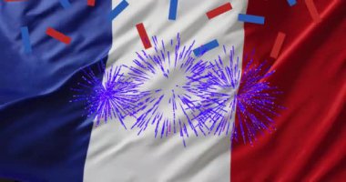 Fransa bayrağı üzerinde havai fişek ve konfeti animasyonu. Bastille Günü, Fete nationale Francaise, Yurtseverlik ve kutlama konsepti dijital olarak üretilen video.