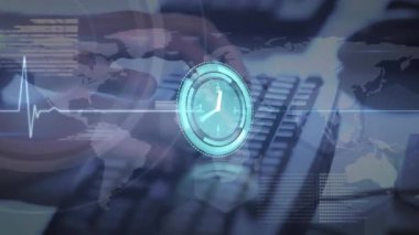 Bilgisayar kullanan beyaz adamın veri işleme ve medya simgelerinin animasyonu. Sosyal medya ve dijital arayüz kavramı, dijital olarak oluşturulmuş video.