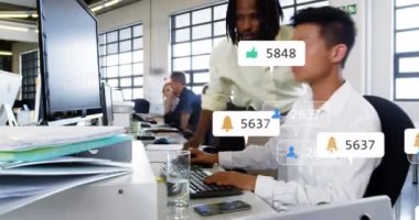 Ofisteki çeşitli iş adamları üzerinde sosyal medya veri işleme animasyonu. Dijital olarak oluşturulmuş küresel sosyal medya, bağlantılar, hesaplama ve veri işleme kavramı.