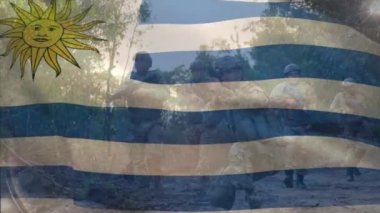 Uruguay bayrağının farklı silahlı erkek askerlerin üzerinde canlandırılması. Küresel vatanseverlik, askeri ve dijital arayüz kavramı, dijital olarak üretilen video.