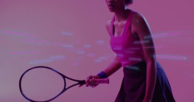 Afro-Amerikan bayan tenis oyuncusu üzerinden veri işleme animasyonu. Dijital video oyunu, dijital arayüz ve veri işleme kavramı dijital olarak oluşturuldu.