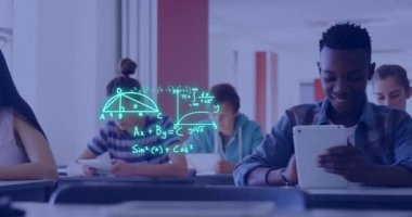 Çeşitli okul çocukları üzerinde denklem ve veri işleme animasyonları. Küresel eğitim, öğrenim, okul, dijital arayüz ve dijital olarak oluşturulan veri işleme kavramı.