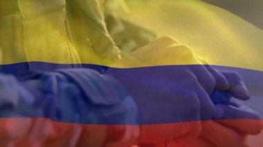 Kolombiya bayrağının melez erkek askerin el ele tutuşması üzerine çizilmesi. Küresel vatanseverlik, askeri ve dijital arayüz kavramı, dijital olarak üretilen video.
