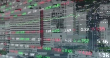 Şehir manzarası üzerinde finansal veri işleme animasyonu. İş, finans, bilgisayar ve dijital arayüz kavramı dijital olarak oluşturulmuş video.