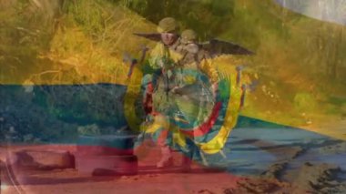 Kolombiya bayrağının, çeşitli erkek askerlerin silahlarıyla yürümesi üzerine çizilmiş hali. Küresel vatanseverlik, askeri ve dijital arayüz kavramı, dijital olarak üretilen video.