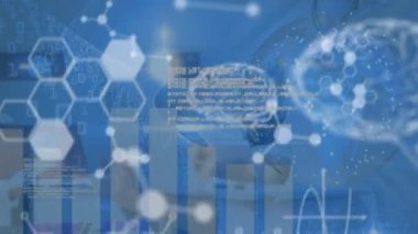 Bilgisayar üzerinde çalışan melez kadın yerine moleküllerin, dijital beyinlerin ve bilgisayar dilinin animasyonu. Dijital bileşik, çoklu pozlama, kodlama, yapay zeka ve teknoloji konsepti.