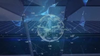 Mavi gökyüzüne karşı dönen yel değirmenleri ve güneş panelleri üzerindeki pleksus ağlarının animasyonu. Küresel ağ ve yenilenebilir enerji teknolojisi kavramı