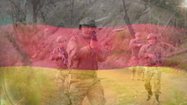 Alman bayrağının, çeşitli erkek askerlerin silahlarla yürümesi üzerine çizilmiş hali. Küresel vatanseverlik, askeri ve dijital arayüz kavramı, dijital olarak üretilen video.