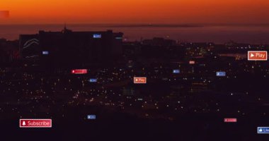 Şehir manzarası üzerinde sosyal medya veri işleme animasyonu. Dijital olarak oluşturulmuş küresel sosyal medya, bağlantılar, hesaplama ve veri işleme kavramı.
