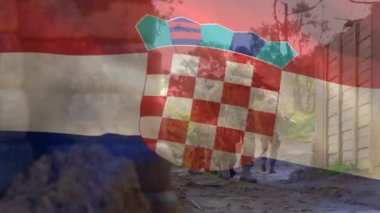 Çeşitli erkek askerlerin silahlı yürümesi üzerine Hırvat bayrağının canlandırılması. Küresel vatanseverlik, askeri ve dijital arayüz kavramı, dijital olarak üretilen video.