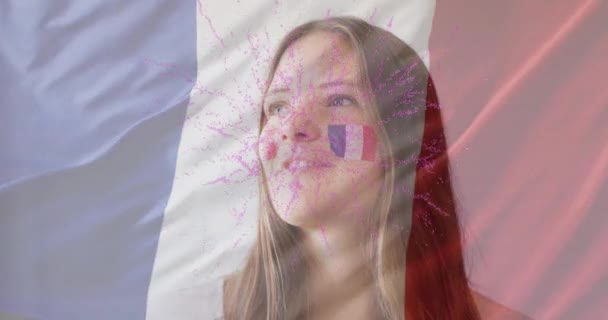 Animation Flaggan Frankrike Över Kaukasisk Kvinna Ler Bastiljedag Fest Nationale — Stockvideo