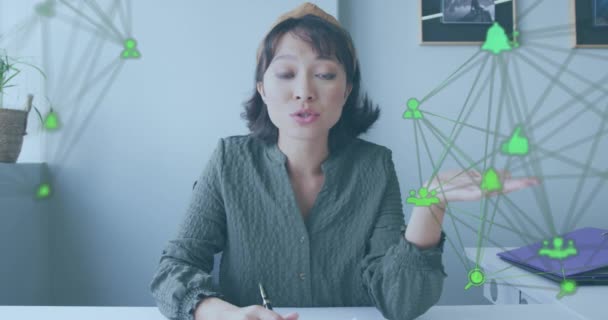 Animacja Globu Siecią Połączeń Ponad Azjatycką Bizneswoman Biurze Koncepcja Globalnych — Wideo stockowe