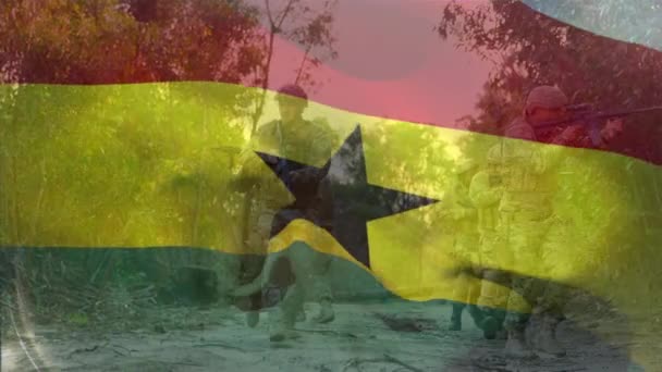 Animasi Bendera Ghana Atas Prajurit Laki Laki Yang Beragam Berjalan — Stok Video