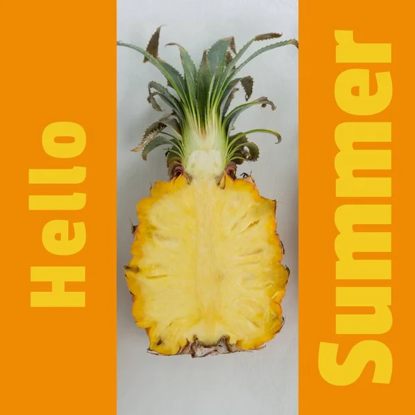 混合了夏令文字和菠萝片的黄色和白色背景 复制空间 半成品 水果和健康的概念 — 图库照片