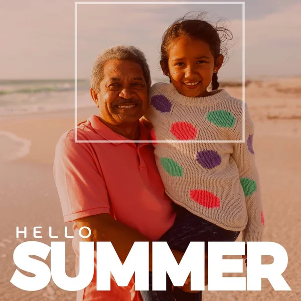 Απέναντι Από Hello Summer Text Και Τον Χαμογελαστό Παππού Που — Φωτογραφία Αρχείου