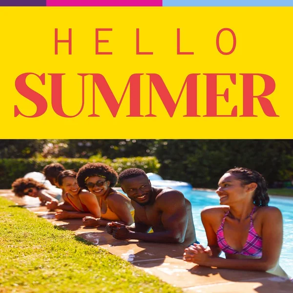 Skládá Ahoj Letní Text Různé Přátele Stojící Řadě Bazénu Během — Stock fotografie