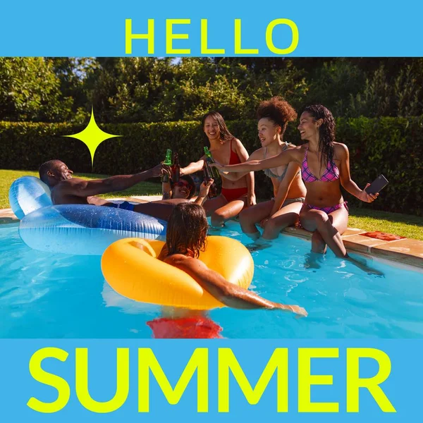 Zusammengesetzt Aus Hallo Sommer Text Und Multirassischen Freunden Die Schwimmbad — Stockfoto