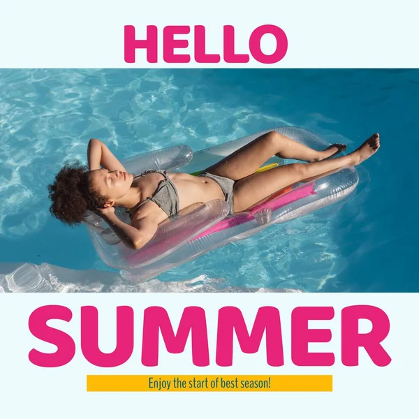 Ahoj Letní Text Biracial Žena Bikinách Nafukovacím Kroužkem Plovoucí Relaxační — Stock fotografie