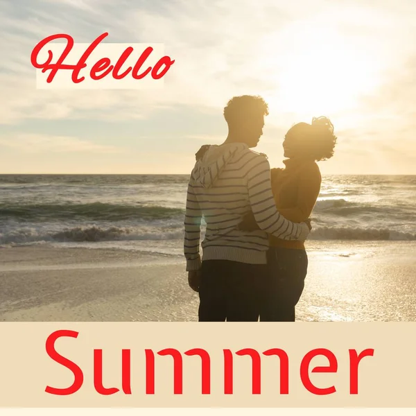 Σύνθεση Του Hello Summer Text Biracial Ζευγάρι Ερωτευμένο Στην Παραλία — Φωτογραφία Αρχείου