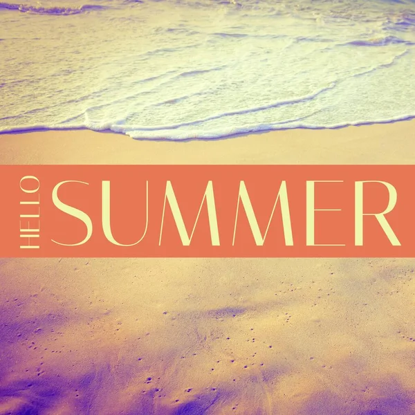 砂浜と海辺の上にこんにちは夏のテキストの組成 こんにちは夏 ライフスタイルのコンセプトデジタル生成画像 — ストック写真