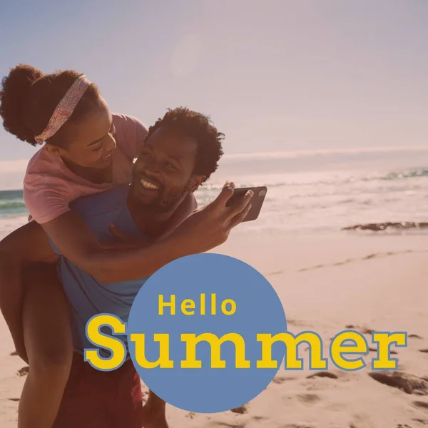Απέναντι Από Hello Summer Text Και Τον Αφροαμερικάνο Άντρα Παίρνει — Φωτογραφία Αρχείου