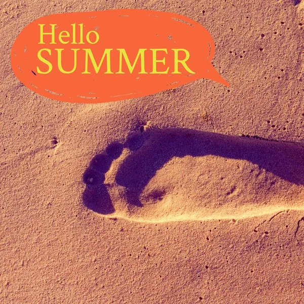 Komposition Von Hallo Sommer Text Über Fußabdruck Sandstrand Hallo Sommer — Stockfoto