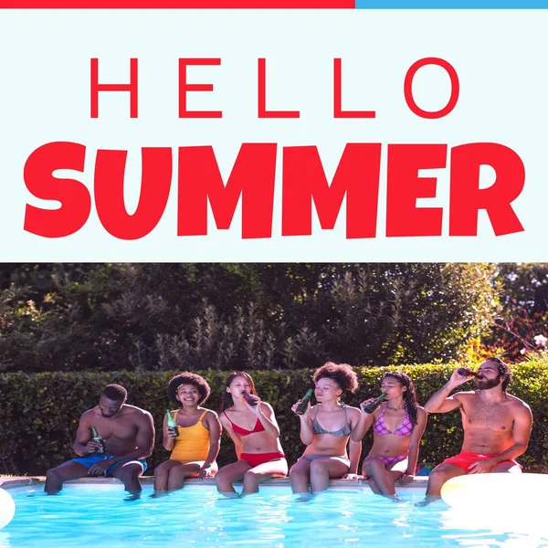 Σύνθετο Hello Summer Text Και Ποικίλοι Φίλοι Που Πίνουν Αλκοόλ — Φωτογραφία Αρχείου