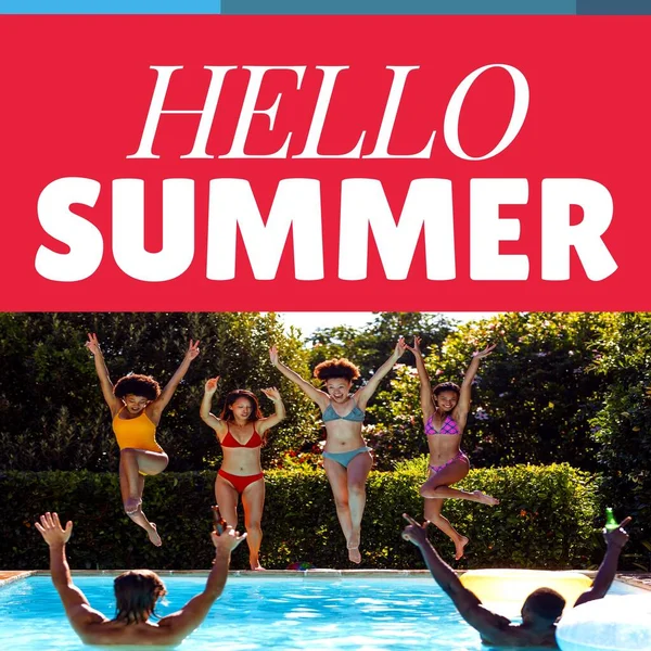 Skládá Ahoj Letní Text Různé Ženské Kamarádky Skákání Bazénu Slunečného — Stock fotografie