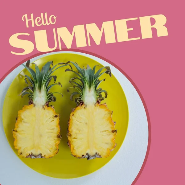 Skládá Ahoj Letní Text Půlky Ananas Řezání Desky Přes Růžové — Stock fotografie