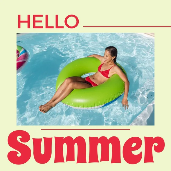 Σύνθετο Hello Summer Text Και Χαρούμενη Ασιάτισσα Μπικίνι Που Χαλαρώνει — Φωτογραφία Αρχείου