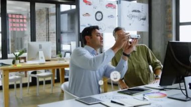 Beyaz erkek ve kadının ofisindeki araba modelini tartışan ikonlar ağının animasyonu. Küresel ağ ve otomobil mühendisliği teknolojisi kavramı