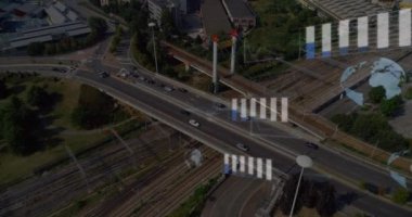 Şehir trafiğinin hava görüntüsüne karşı istatistiksel veri işleme animasyonu. Bilgisayar arayüzü ve iş veri teknolojisi kavramı