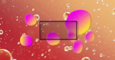 Satış metninin animasyonu. Sıvı ve mücevherlerle yakın plan. Satışlar, perakende, iletişim, renk ve şablon konsepti dijital olarak oluşturulmuş video.