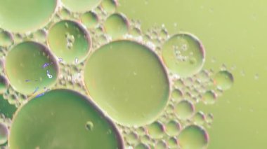 Sıvı ve takılardan oluşan iyi titreşimlerin animasyonu. Sosyal medya, iletişim, renk ve şablon kavramı dijital olarak oluşturuldu.