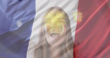 Fransız bayrağı ve havai fişek animasyonu beyaz bir kadının kutlaması üzerine. Fete nationale francaise, vatanseverlik ve dijital olarak üretilen kutlama konsepti.