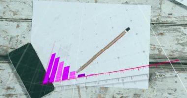 Akıllı telefona karşı istatistiksel veri işleme animasyonu, tahta masadaki boş kağıt ve kalem. İş veri teknolojisi kavramı