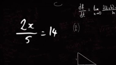 Matematiksel denklemlerin animasyonu, diyagramlar ve formüller siyah arkaplanda yüzüyor. Okul ve eğitim kavramı
