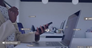 Ofiste akıllı telefon kullanan Afro-Amerikan kadınlarının orta kesiminde sosyal medya simgelerinin canlandırılması. Sosyal medya ağı ve iş teknolojisi kavramı