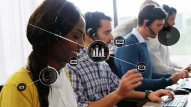 Ofiste gülümseyen telefon kulaklığı takan Afro-Amerikan kadın üzerindeki ikon ağının animasyonu. Küresel ağ ve iş teknolojisi kavramı