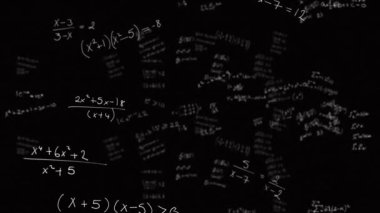 Matematiksel denklemlerin animasyonu, diyagramlar ve formüller siyah arkaplanda yüzüyor. Okul ve eğitim kavramı