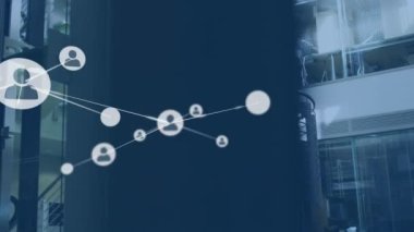 Ofisteki merdivenlerde tartışan çeşitli erkek ve kadınlara karşı profil ikonlarının animasyonu. Küresel ağ ve iş teknolojisi kavramı