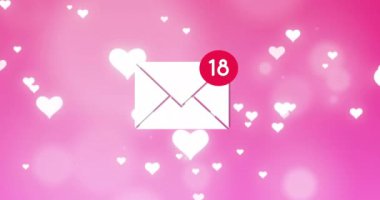 Sosyal medya e-posta ikonu ve pembe arka plandaki kalpler üzerinde veri işleme animasyonu. Dijital olarak oluşturulmuş küresel sosyal medya, hesaplama ve veri işleme kavramı.