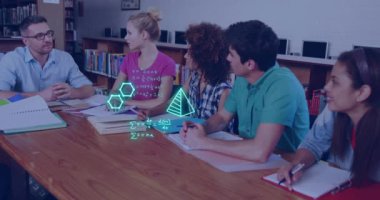 Çeşitli öğrenciler üzerinde denklem ve veri işleme animasyonları. Küresel eğitim, öğrenim, okul, dijital arayüz ve dijital olarak oluşturulan veri işleme kavramı.