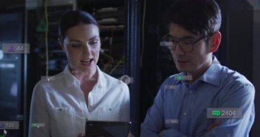 Çeşitli teknisyenler ve bilgisayar sunucuları üzerinde veri işleme animasyonu. Küresel ağlar, işletmeler, finans ve veri işleme kavramı dijital olarak oluşturulmuş video.