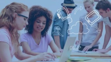 Çeşitli öğrenciler üzerinde dijital simgeler ve veri işleme animasyonları. Küresel eğitim, öğrenim, okul, dijital arayüz ve dijital olarak oluşturulan veri işleme kavramı.