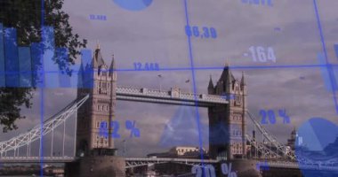 Londra şehrinde finansal veri işleme animasyonu. İş, finans, bilgisayar ve dijital arayüz kavramı dijital olarak oluşturulmuş video.