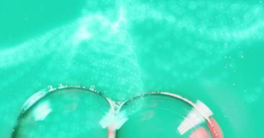 Soyut sıvı desenli mavi arkaplan animasyonu. Hareket, desen ve renk konsepti dijital olarak oluşturulmuş video.