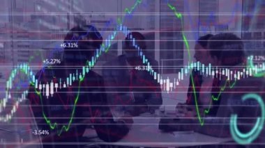 Ofiste tartışan çeşitli iş adamlarına karşı finansal veri işleme animasyonu. Küresel finans ve iş teknolojisi kavramı