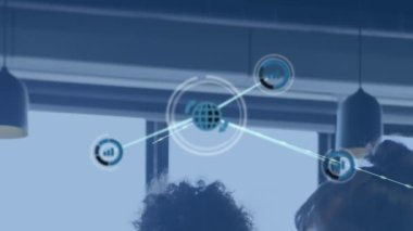 Ofis çatısına karşı dijital simge ağının animasyonu. Küresel ağ ve iş teknolojisi kavramı