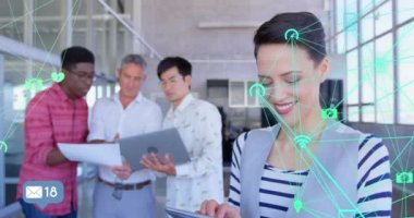 Çeşitli iş adamlarının ve bağlantıların animasyonu. Küresel iş, ağlar, dijital arayüz ve dijital olarak oluşturulmuş veri işleme kavramı.